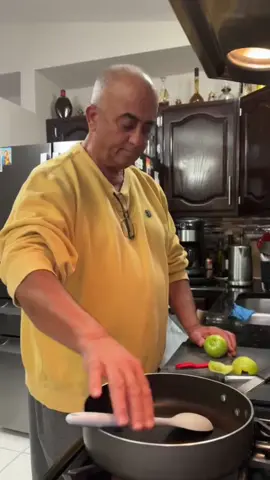 قلايه بندوره خضراء؟؟؟ سجن الغرور@the_Rihani_family #منسف #سفير_المنسف #mansaf #لا_للبقدونس  الاردن #جميد  الفحيص  يمه_شمعه 