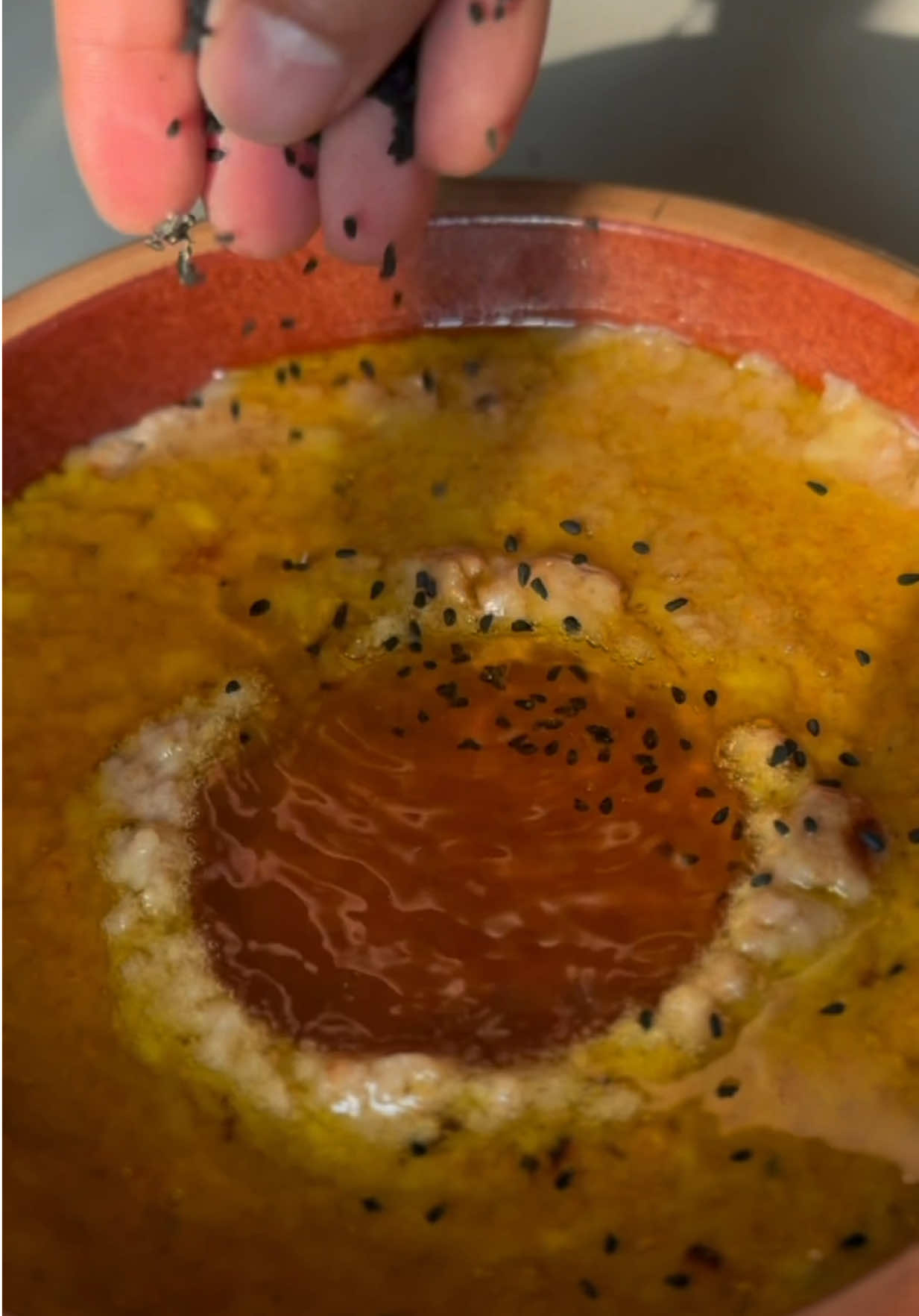 المرسى الجيزانية على أصولها 🌾🍯🇸🇦  مزيج ياخذك مباشرة لدفء تراث جازان ونكهاتها الأصيلة. 🌾💛🔥 مقادير خبز الصاج :  كوبين دقيق بُر او ابيض حسب المتوفر  ملح  كوبين ماء او حسب الحاجة بالتدريج حتى نحصل على قوام سائل ثقيل  وخبزتها على طاوة ساخنة وفرمتها بمحضرة الطعام مع القليل من السمن البقري  يخلط الموز مع السمن وحبة البركة او السمسم الاسود او الابيض حسب المتوفر لديكم ، ويخلط مع القرص او خبز الصاج الي فرمناه  التقديم :  يقدم مع السمن والعسل ورشة من حبة البركة والسمسم الاسود  بالعافية 😋🤍🔥 #explore #kitchen #food #chef #السعودية            