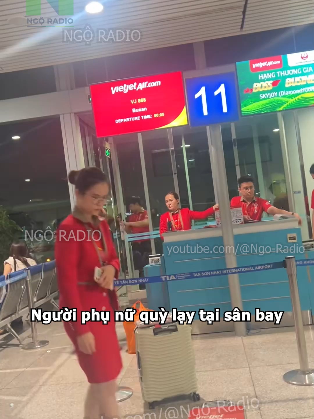 Người phụ nữ quỳ lạy tại sân bay #viraltiktok #tintuc #ngoradio #cuocsong