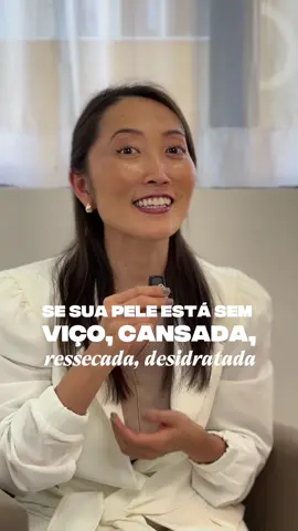 Se a sua pele está sem viço, cansada, ressecada, sem aquele glow natural... calma, eu tenho um cuidado simples e natural para você. Passo 1: Misture 1 colher de argila branca com um pouco de água filtrada até formar uma pastinha cremosa. Passo 2: Aplique no rosto limpo, evitando a região dos olhos e da boca. Passo 3: Deixe agir por cerca de 10 minutos e enxágue com água fria. Nos meus atendimentos, eu potencializo esse cuidado com óleos essenciais específicos para o seu tipo de pele. Salve esse post para tazer em casa e marque aquela amiga que vive reclamando da pele cansada.
