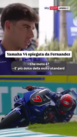 🔵👀 Sandro Donato Grosso ha incontrato il tester Yamaha Augusto Fernandez, in pista a Sepang grazie a una wild card per proseguire lo sviluppo della moto col V4 in chiave 2026 💭 “Sarà più ‘dolce’ rispetto alla versione col 4 in linea e la gestione del grip e del calo delle gomme migliorerà sensibilmente” 🇵🇹 La MotoGP torna a Portimao nel weekend del 7-9 novembre LIVE su Sky Sport MotoGP e in streaming su NOW 📹 @motogp #SkyMotori #MotoGP #MalaysianGP #Yamaha #Quartararo #Fernandez