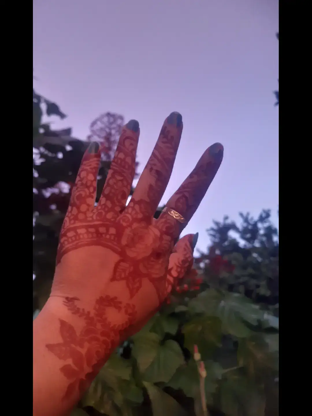 তুমি পরিবারের জন্য ছেড়ে গেলা আমারে, কিন্তু আমি তো পরিবারের সব চিন্তা-ভাবনা বাদ দিয়ে শুধু তোমাকেই ভালোবাসতাম,😊 ভেবে ছিলাম ভালোবাসার জোরে সব কিছু ঠিক থাকবে কিন্তু তুমি প্রমাণ করে দিলে ভালোবাসার চেয়ে রক্তের সম্পর্কের ওজন অনেক বেশি, আজ আমি শুধু বোকা,আমি ছিলাম তোমার জীবনের একটা অধ্যায় আর তুমি ছিলে আমায় পুরো পৃথিবী, আজ আমি বারবার ভাবি আমি কি সত্যি এতোটাই তুচ্ছ ছিলাম,  যে আমাকে ছেড়ে দেওয়া তোমার এত সহজ হলো😃 তুমি যেভাবে পরিবারের কথা ভেবে আমাকে ত্যাগ করলে আমি সেখানে পরিবারের চিন্তা বাদ দিয়ে শুধু তোমার হাতটা আকঁড়ে ধরেছিলাম,  আমার কাছে তুমি ছিলে আমার জীবনের সব চেয়ে বড় স্বপ্ন, আর তোমার কাছে আমি হয়তো একটুখানি আবেগ,আজ তুমি নিশ্চিতে হাসো আর আমি একা বসে ভাবি যার জন্য আমি পৃথিবীর সব কিছু বিসর্জন দিতে রাজি ছিলাম  সেই মানুষটা শেষ পর্যন্ত আমাকেই ত্যাগ করলো , শুধু পরিবারের জন্য, হয়তো এটাই আমার জীবনের সব চেয়ে বড় শিক্ষা যেমন ভালোবেসেছিলাম সীমাহীন নিঃস্বার্থ ভাবে আর সেই কারণেই, আজ আমি সব চেয়ে পর হয়ে যাওয়া মানুষ 😄  #..#fyp #foryou #foryou #tiktok 