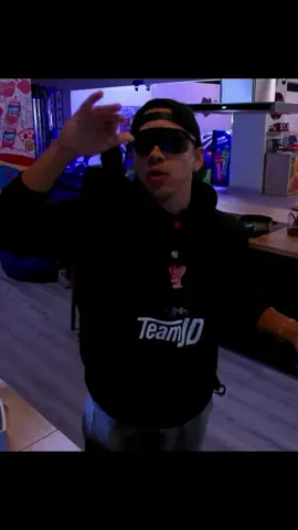 🔥 ¡TEAM JD VAMOS CON TODO! 🔥 Unámonos todos para apoyar al talentoso y carismático JD Con Su Flow, quien se ha destacado en La Casa de Alofoke por su increíble habilidad para entretener, imitar y hacer reír a todos. 💪🎭 Demostremos que el talento real, la empatía y el carisma merecen brillar. ¡Cada voto cuenta! Cómo votar (Paso a paso): 1️⃣ Entra al canal de Alofoke Radio Show en YouTube — (enlace en la bio). 2️⃣ Busca la encuesta en el chat. 3️⃣ Vota por JD CON SU FLOW. ✅ 📣 #TeamJD #JDConSuFlow #LaCasaDeAlofoke