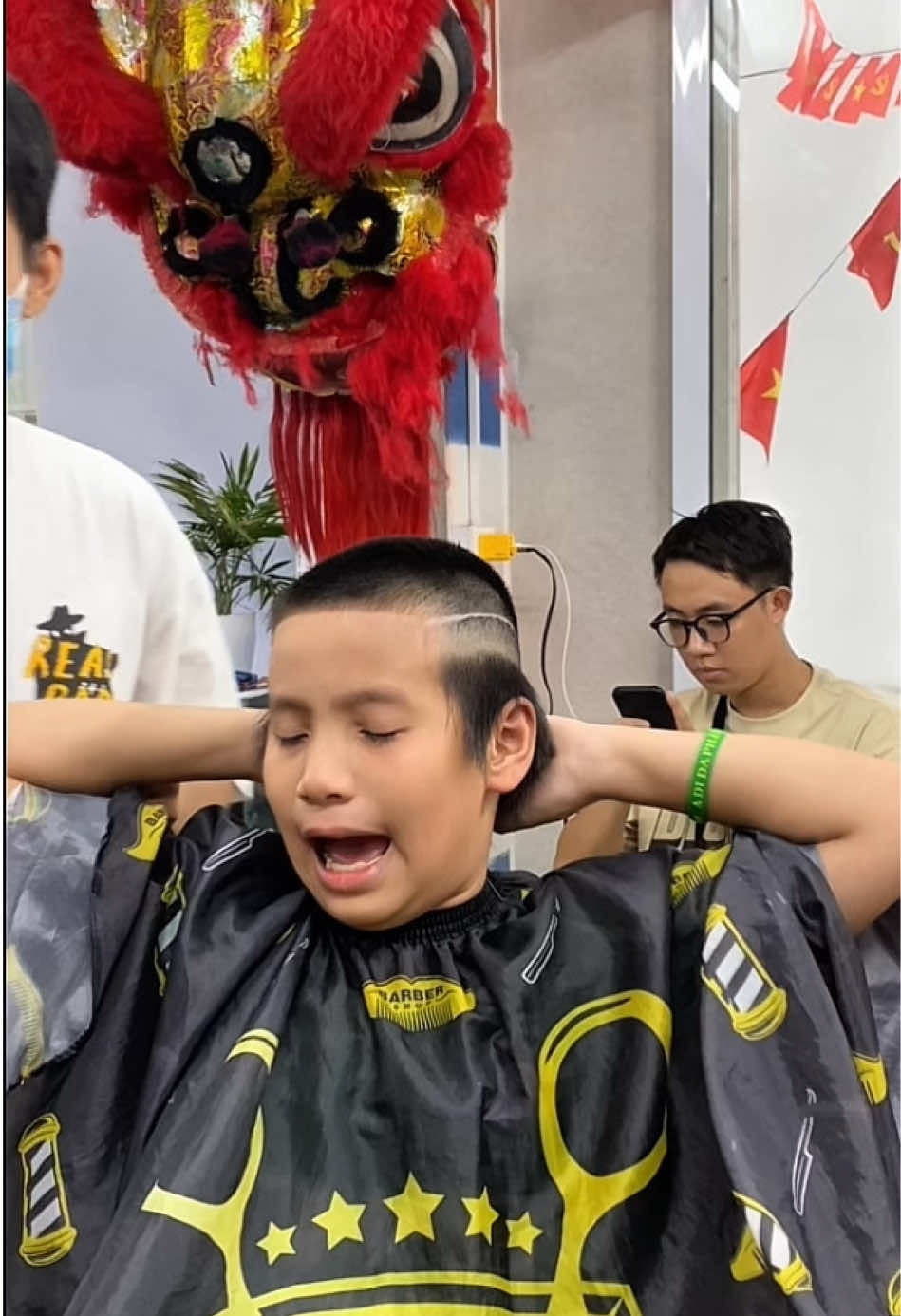 Cậu bé may mắn (Phần 10) . Kỉ niệm sinh nhật 10 tuổi xin phép tặng ông cháu kiểu đầu lan toả yêu thương có lẽ là cậu ta sẽ rất thích món quà này 🥰🥰🥰 anh em xem hết rồi gửi lời chúc mừng sinh nhật rực rỡ đến ông cháu nhé 🎉🎉🎉#tocnamdep #tocthichtuan #CapCut 