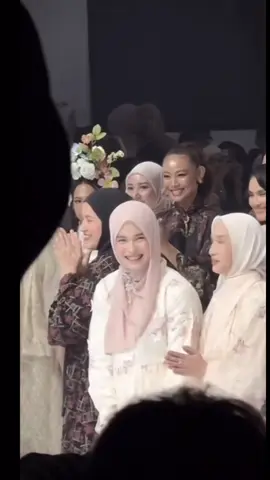 Temukan perbedaaanya ketika ditonton sama calonya🤭😂 Ketua: salting brutal🫠🫣 Nia: petantang petenteng 😂👋🏼 @RANIA @JADEN di @Jakarta Fashion Week  #jaden #rania #fyp #foryou #viral 