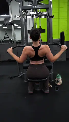 These sound bites actually make me want an even more defined back 🤭 #womenwholift #backday #strongback #womensfitness #motivation 