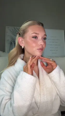 For the dry skin girlies 💞 Use the CT cream as a primer and you will have amazing results! A hydrating foundation and a concealer as bronser for extra long wear! @Armani beauty @Charlotte Tilbury @Lancôme @Benefitnordics  #wintermakeup #dryskincare #grwmroutine 