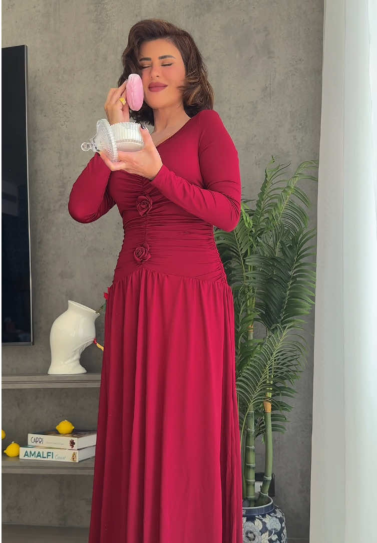 سر ثبات العطر يبدأ من بعد الشاور! ✨ بعد الشاور: 1️⃣ استخدمي زيت الجسم على البشرة وهي لا تزال رطبة. 2️⃣ ثم اللّوشن لتثبيت الطبقة. 3️⃣ وأخيرًا البودرة العطرية على أماكن النبض أو التعرّق. 💡 للخلطة: استخدمي بودرة بلا رائحة حتى لا تختلط رائحتها بعطرك، واتركيها مغطّاة أسبوعًا كاملًا قبل الاستخدام — وستلاحظين كيف تصبح الرائحة أعمق وأفخم 💫 ✨ وتذكّري: لا شيء أجمل من رائحتكِ الطبيعة، فقط تعلّمي كيف تتجنّبين العادات التي قد تؤثّر عليها 💚 🗳️ جربتي هذه الخلطة من قبل؟⁩⁩