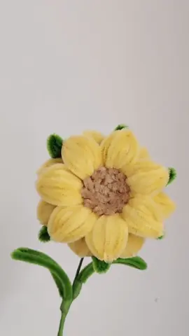 DIY pipe cleaner sunflowers #handmadegifts #flowers #gift #craft #diyproject   