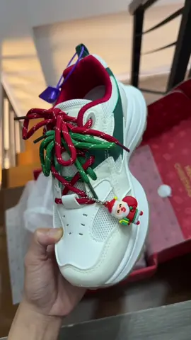 No need to stress sa packaging. Isang check out na lang, may pang-regalo ka na sa sarili or sa loved ones! ❤️ #ChristmasGiftIdeasPH #CorollaShoes #PerfectPresent #TiktokChristmasFinds #ReadyToGift 