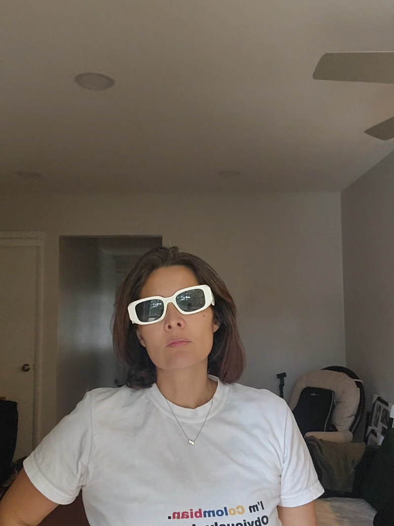 Mira como tu amiga 🇨🇴 Colombiana yo te empodero, te levanto, te hecho flores, te mando memes pero si no te ayudas, mi reina ni la virgen del Carmen... Te dejo en manos del universo y del café... #amigacolombiana #colombianfriend #colombiansbelike #colombiantiktok 