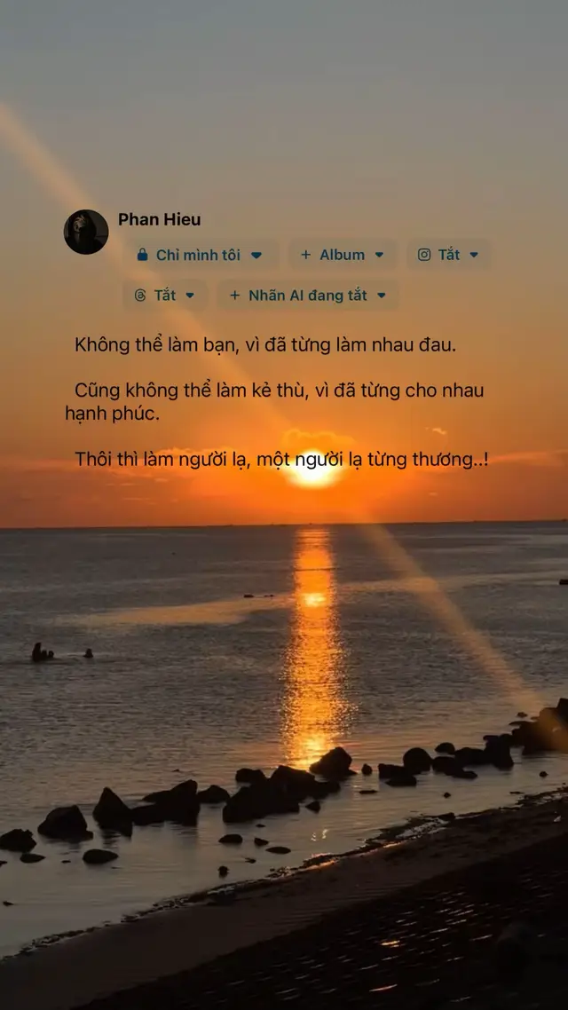 Anh vẫn nhớ từng tin nhắn, từng cái ôm, từng lần em cười rồi dựa vào vai anh, những khoảnh khắc nhỏ bé ấy, anh giữ như báu vật.   Nhưng rồi một ngày, anh nhận ra mình chỉ còn lại kỷ niệm.   Em dần xa, còn anh thì vẫn đứng đó, cố tìm lý do để biện minh cho sư lanh nhạt .   Lần này không còn là giận hờn, không còn là im lặng để rồi quay lại.   Lần này là thật, chúng ta đánh mất nhau rồi.   Không còn cơ hội để gặp lại, không còn lý do để chờ đợi.   Chúng ta từng là tất cả, nhưng bây giờ, chỉ là người lạ đã từng quen.   Mong một ngày, khi nhớ lại, cả hai đều mim cười, dù là với nước mắt... #phanhieu1995h #cantho65 #1995h 