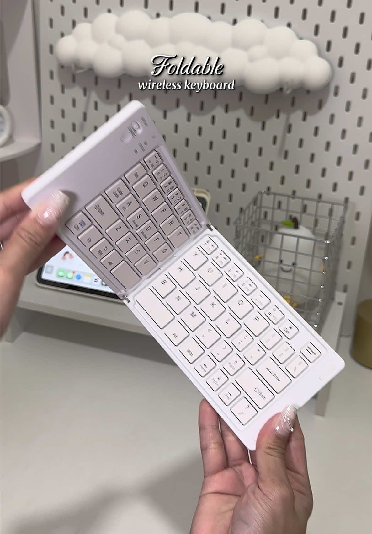 Be productive anywhere — just unfold and type. 💻✨ #foldable #wireless #keyboard #wirelesskeyboard #foldablekeyboard 