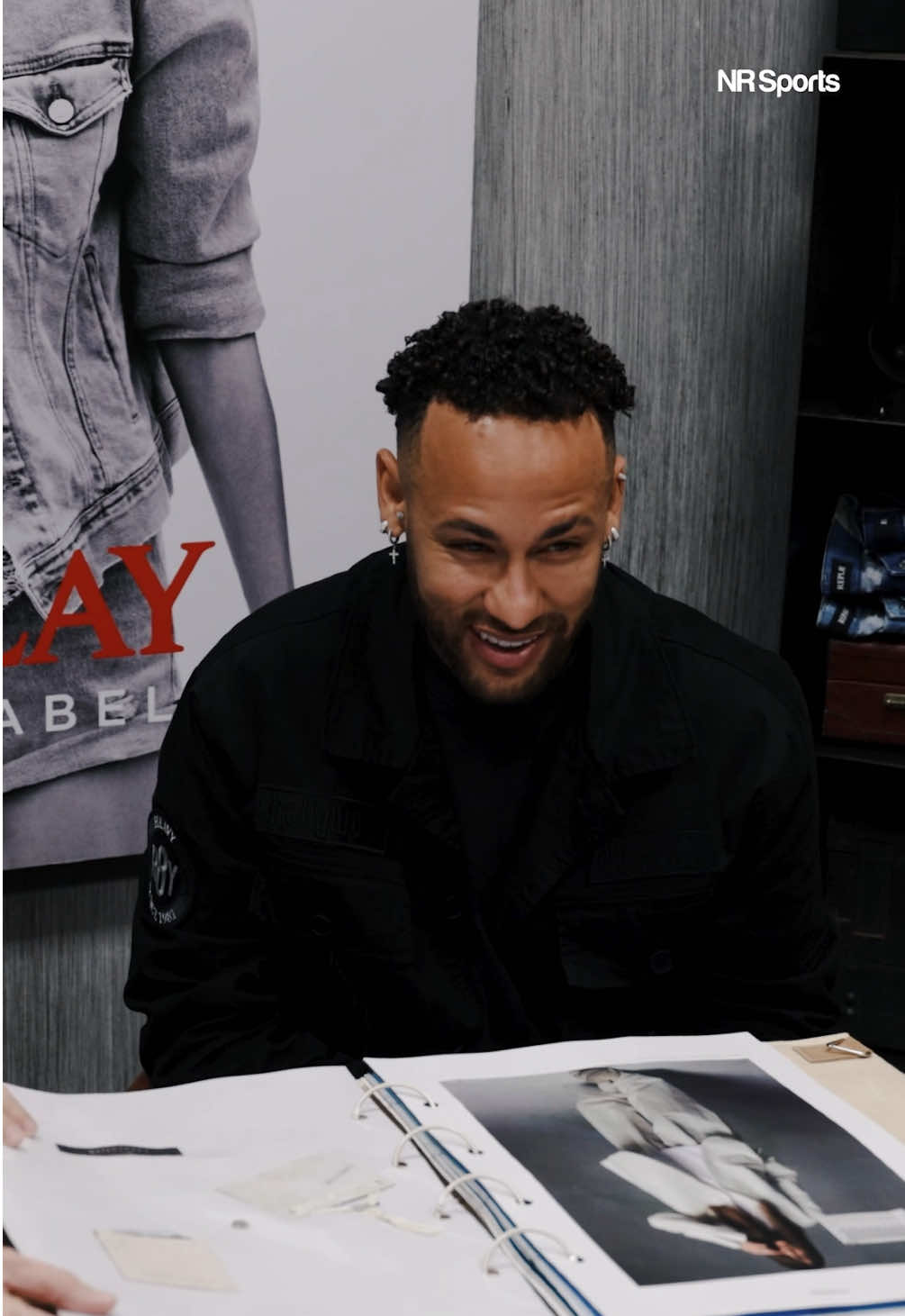 Um pouquinho dos bastidores do encontro do Neymar Jr com o time da Replay Brasil,. Realizado em São Paulo, o encontro serviu para discutir novas possibilidades nesta longa parceria, iniciada em 2013. Em breve teremos muitas novidades !! . A bit of what went down backstage during Neymar Jr.'s meeting with Replay Brazil's team. Held in São Paulo, the meeting was meant to discuss new possibilities in this long partnership, which started back in 2013. Soon we'll be back with more news!! @Enejota @Replay 