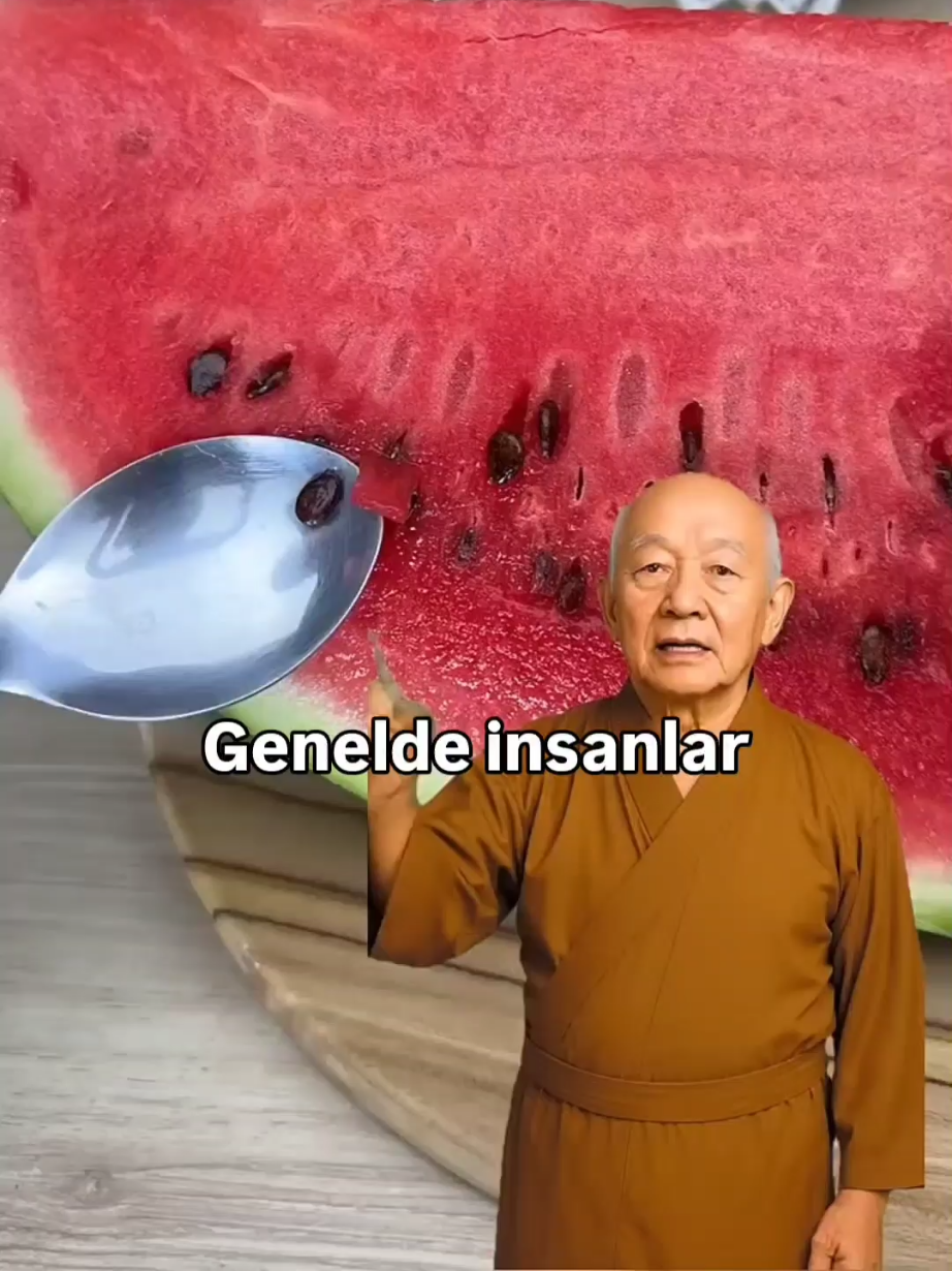 Genelde insanlar atıyorlar. Karpuzun çekirdeklerini ayırırsanız, çok iyi bir bağışıklık güçlendirici şurup yapabilirsiniz. Önce suyu kaynatın, çekirdekleri içine atın ve 5 dakika kısık ateşte kaynamaya bırakın. Ocağı kapatın, 1 saat soğumaya bırakın ve içmeden önce bir tülbent ile süzün. Bu geleneksel çay kan basıncına, idrar sistemine, böbrek sağlığına ve eklem sağlığına çok iyi gelmekmektedir. Ayrıca çekirdeklerinde bulunan arginin sayesinde, vücuda enerji verici etkisi de bulunmaktadır.