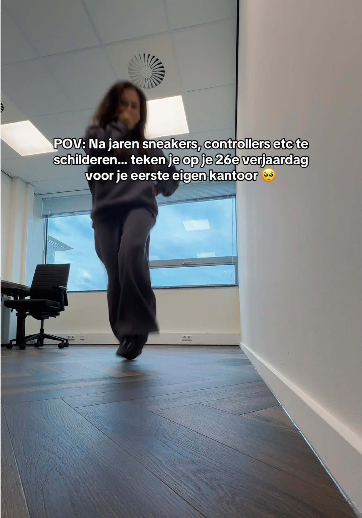 Van schilderen in mijn kamer, naar pop-up in de Bijenkorf, naar my own BIG SPACE?! 🥺😭 Sinds de basisschool was ik al aan het tekenen van TopModel boekjes tot anime. Ik studeerde om Engels docent te worden, maar het leven had andere plannen. An artist & entrepreneur with her own big girl space 🤍 #voorjou #fy #amsterdam 