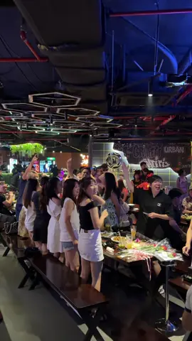 Hẹn hội bạn thân, lên đồ xinh -> book bàn tại Chill Beer Club Vinhome Smartcity Tây Mỗ liền. Nơi mỗi đêm là một bữa tiệc sôi động DJ cực cháy – Dancer cực cuốn – Đồ ăn cực ngon #chillbeerclub #club #clubvinhomesmartcitytaymo #zone4 #vinhomesmartcitytaymo 