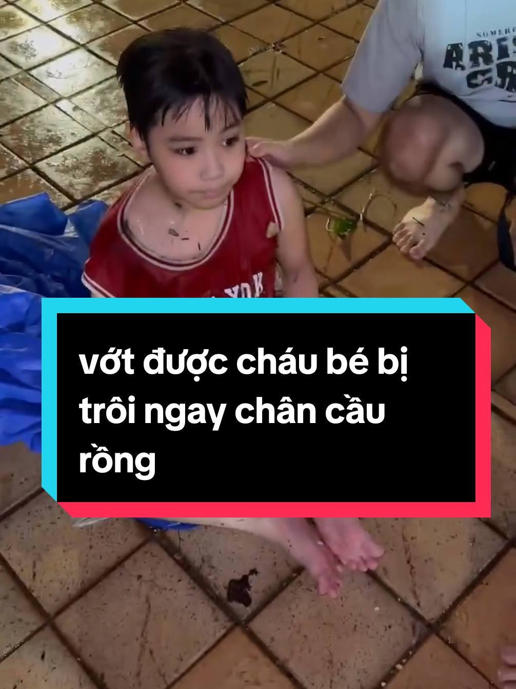 xem mà thót tim.cháu bé được nhìn mn nhìn thấy và cứu được ngay chân cầu rồng #lụtmiềntrung  #lut2025 #nuoclut #danang 