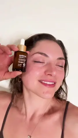 Do you want to reduce post-summer dark spots? The solution is simple: AZELAC RU Liposomal Serum ✨ With its powerful depigmenting formula that targets the root cause of dark spots, it delivers visible results on your skin 👉 *Depigmenting efficacy study of AZELAC RU Liposomal Serum after 56 days of use. After 28 days of application, a 26% reduction in the melanin index was observed. (Evic Hispania). #Sesderma #darkspottreatment #skintok #skincarethatworks 
