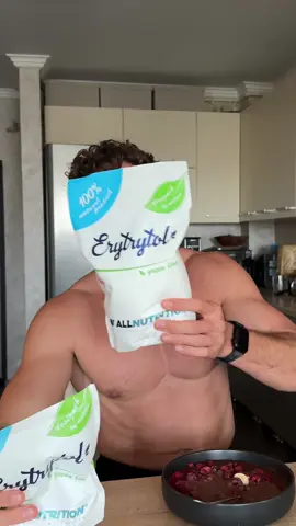 De ce folosesc eritritol? 
 Pentru că are 0 calorii, gust bun și nu-mi face probleme cu digestia — win-win când vrei ceva dulce fără să-ți sabotezi progresul! 😋🍩 
 E preferatul meu de la @allnutritionro – îl pun în deserturi, cafea sau chiar în rețete de mic dejun. 
 Dacă vrei să-l încerci și tu, ai codul AS20 pentru reducere. 🔥 
 Tu ce indulcitor folosesti? Raspunde-mi in comentarii si iti dau un feedback