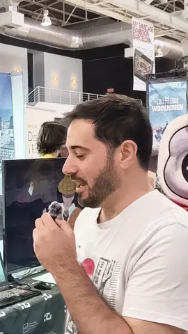 ¿Sabías que la luz puede ser tu mejor aliado en el diseño de videojuegos? 💡✨ Guía a los jugadores hacia la salida de manera inteligente. 🚪🔥 ¿Quieres saber más? Echa un vistazo a la entrevista completa en el canal de Doble_dev en YouTube. 🎮 https://youtu.be/-TqNmGM0iaU #GameDev #Videojuegos #GameDesign