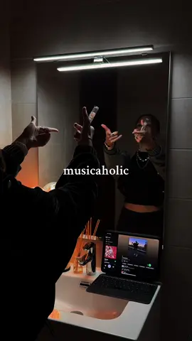 dancing in the mirror | IG:bird_dii #bird_dii #fyp #supergirl #shower #beckyg 