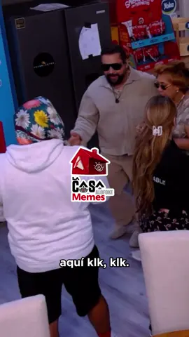 En La Casa de Alofoke 2, el relajo no se detiene ni un segundo. 🤣 Mientras todos admiraban la pinta de Josell Hernández, llegó La Fruta 🍇 con su comentario del día: “Ta’ bonita la pinta… pareces un Nípero.” 😂😂 Nadie pudo contener la risa, ni la misma Josell, que terminó riéndose junto con todos. Fue uno de esos momentos espontáneos que hacen que el ambiente en La Casa de Alofoke 2 siempre esté lleno de alegría y vacilón. 🔥 #lidommemes #fyp #liceycampeon💙💙💙 #aguilascibaeñas💛🦅 #lacasadealofoke 