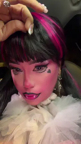 Soy Draculaura 🖤🧛‍♀️  . Mi peluca es de @SHEIN @SHEINUS ✨ . Manténte al tanto de las últimas tendencias buscando y siguiendo los nombres de las tiendas SHEIN 7JHH Wigs,YUEYUEHandmade Studio,HAIRCUBE wigs store,KK Nail,Slow Sunday .   ¡Usa USBOmakeupbyeljaik802 para obtener descuentos! #SHEINtrends #ad #sheinbeautyfinds #monsterhigh #halloween 