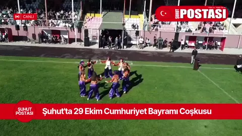 Şuhut’ta 29 Ekim Cumhuriyet Bayramı Coşkusu Afyonkarahisar’ın Şuhut ilçesinde, Cumhuriyet’in 102. yılı büyük bir coşku ve yoğun katılımla kutlandı. Şuhut Belediyesi Şehir Stadyumu’nda gerçekleşen kutlama programı, sabah saatlerinde protokol, öğrenciler ve vatandaşların katılımıyla başladı. Tören alanını dolduran yüzlerce vatandaş, ellerinde Türk bayraklarıyla Cumhuriyet coşkusuna ortak oldu.