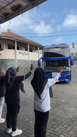Rumah Makan dan Pusat Oleh Oleh HC Putra Kota Batu ◻️ Buka setiap hari ◻️ Kapasitas rumah makan ± 1000 orang ◻️ Kapasitas parkir ± 50 big bus ◻️ Fasilitas ± 80 toilet (air hangat & toilet duduk) ◻️ Musholla ◻️ Jarak dari Jatim Park 2 hanya 3 menit ◻️ Jarak dari Santera hanya 15 menit Mulai dari pilihan snack, aneka kue, maenan, permen, keripik tempe, pie susu, souvenir dan strudel… kamu bisa temukan di sini dan untuk harga kami relatif terjangkau dan murah jadi jangan ragu untuk mampir yaaa Info Reservasi: 📞       : 0811 3120 354 Maps  :  HC Putra Oleh Oleh ————————————————————— Jangan lupa follow dan tag momen kalian saat di HC Putra Oleh Oleh #pusatoleholeh #pusatoleholehbatu #pusatoleholehmalang #rumahmakan  #salampariwisata Lokasi: Sebelum Jatim Park 2