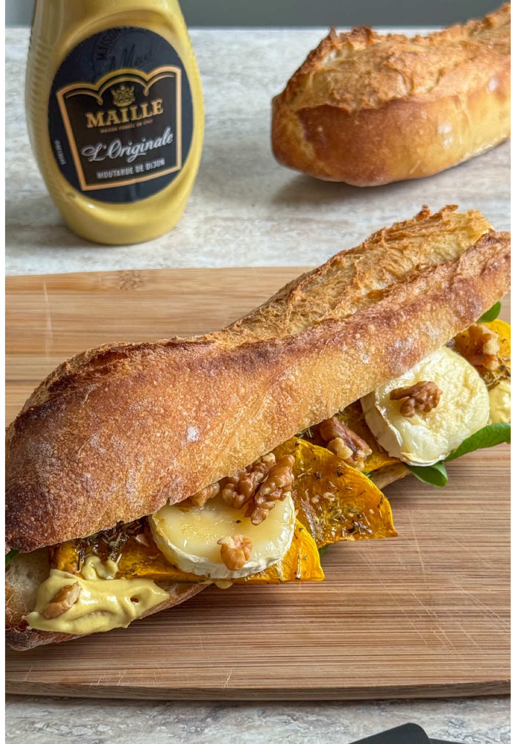 Sandwich signature automnal 🍂 Publicité - avec @Maison Maille  Aujourd’hui je vous partage mon sandwich signature, pour le créer j’ai utilisé un jeu de cartes que j’ai reçu de la part de @MaisonMaille avec plusieurs de leurs sauces dans un tout nouveau flacon !!  Mon sandwich sur-mesure c’est une baguette bien croustillante, du piquant avec la Moutarde Maille Originale et de la douceur avec du butternut fondant 😋 La bonne nouvelle : avec Maille on vous propose de tenter de gagner la même box que moi grace à un tirage au sort. Pour participer, c’est super simple : liker la vidéo, vous abonner au compte @maisonMaille ainsi qu’au mien, taguer un ami. Le tirage au sort aura lieu dans 1 semaine, bonne chance ✨ 🥖 LA GARNITURE :  Baguette  Butternut cuit avec de l’huile d’olive, du sel, des herbes de provence, miel et chèvre  Moutarde l’originale Maille  Mâche Noix  _________________ Pour votre santé, évitez de manger trop gras, trop sucré, trop salé www.mangerbouger.fr #Maille #FlaconSignature #Sauce #TikTokFood #Recette 