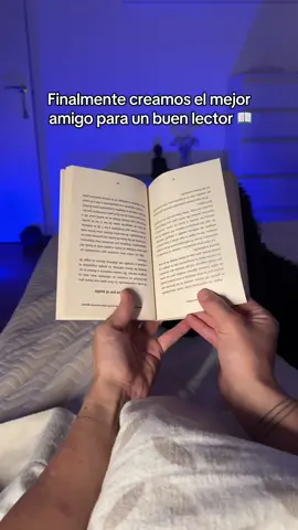 Esto no le puede faltar a un buen lector 📖 #lectura #lector #leer #libro #luzlibro  Esta luz para leer es el mejor protector para tu vista. vas a poder leer tus libros, novelas de la manera mas sana y como hacen los grandes lectores, sin molestar a nadie. Es el mejor regalo para leer un buen libro en navidades.