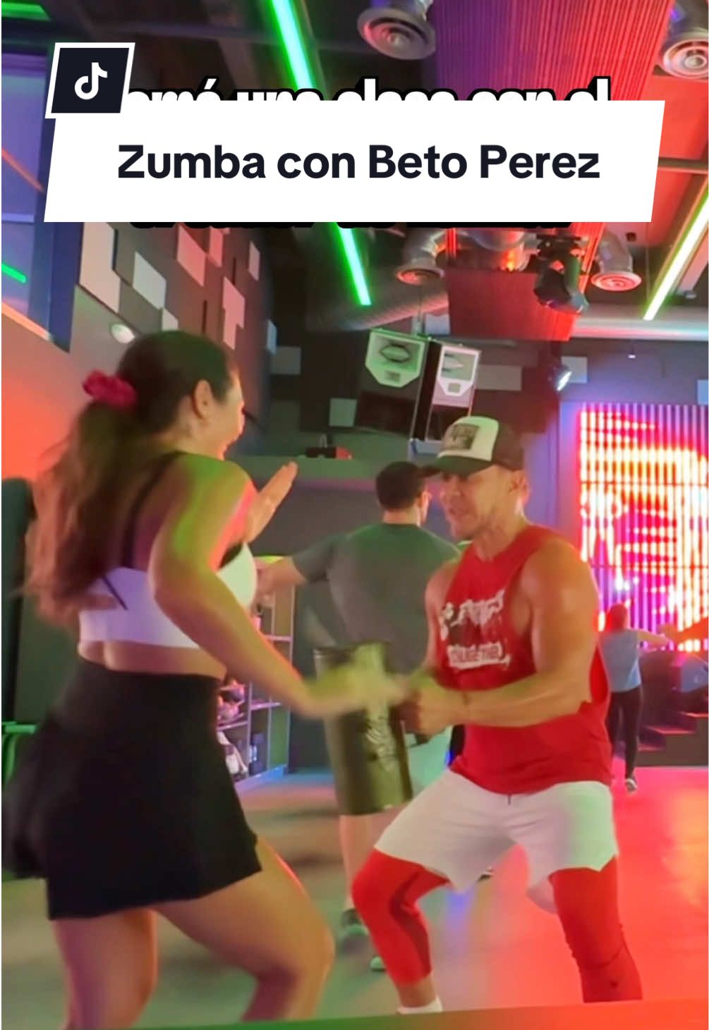 Imagina bailar con el mismísimo creador de Zumba! Yo lo viví este sábado, y tú también puedes! 💃 “The Beto Experience” fue pura energía, baile, risas y buena vibra, rodeada de personas que aman bailar tanto como tú, como yo! Beto tiene una energía imparable!! ¿Pero saben qué? lo que más me sorprendió fue descubrir que @cityzero no solo es el templo de Zumba (yo lo pensaba), sino un gimnasio completísimo con pilates, yoga, box, spinning y todo tipo de máquinas!! 🏋️‍♀️✨ Ideal para ir en pareja (estoy convenciendo al mío) o con amigos! ¿A quién le encantaría venir conmigo a una clase así? 👀 #zumba #zumbafitness #zumbaclass #zumbabeto #zumbainstructor 