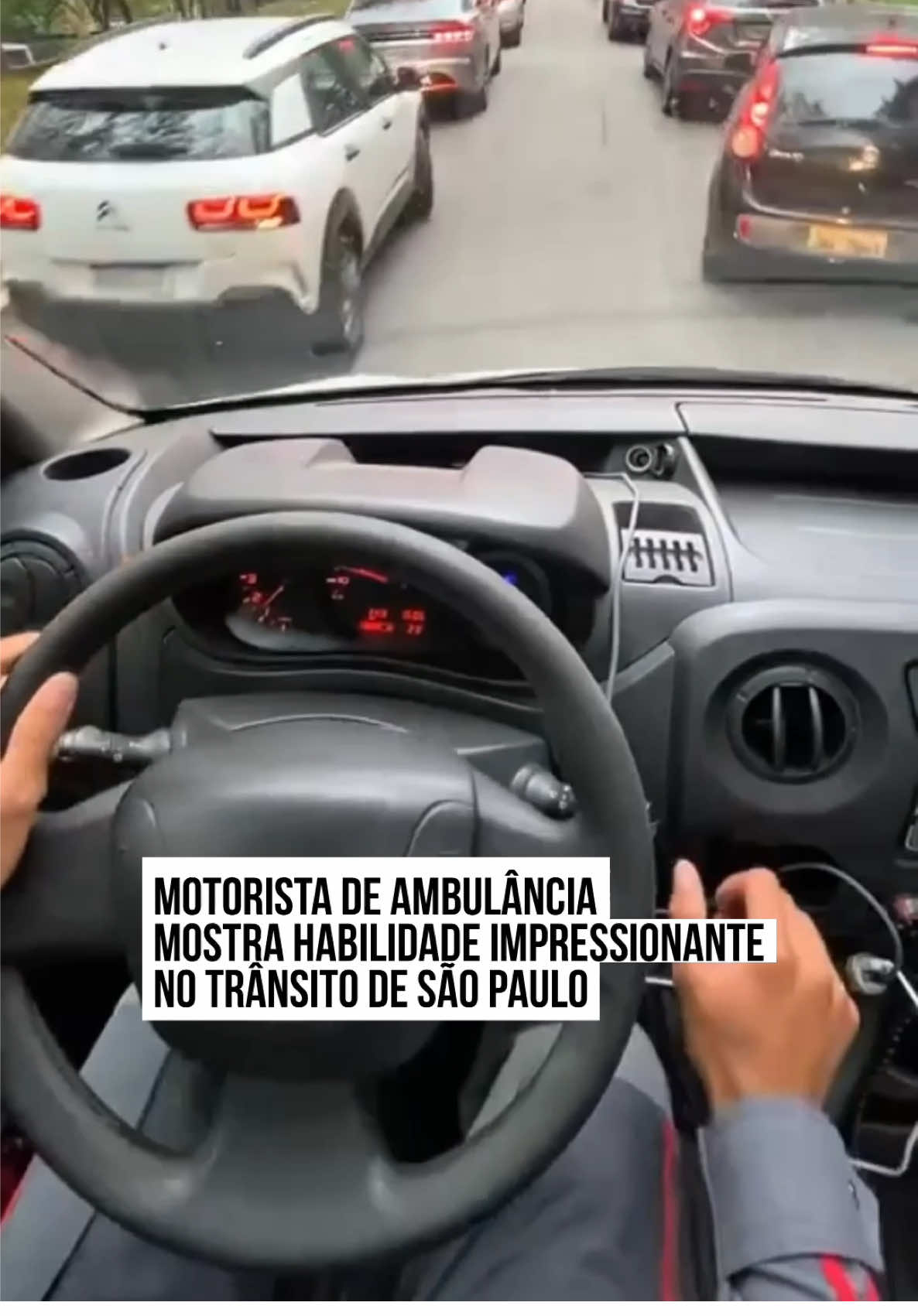 🚨 Habilidade que #salva vidas no #volante!    O motorista de #ambulância Bruno registrou um trecho no dia a dia pelas ruas de #SãoPaulo e o vídeo impressiona!   Pilotando em alta velocidade e com extrema precisão, ele desvia entre os carros no trânsito caótico da cidade com foco total na missão: salvar vidas. Cada segundo importa, e cada manobra é feita com sangue frio, técnica e responsabilidade.   Nos comentários, muitos internautas se divertiram e também elogiaram: “Não tenho essa noção de espaço nem do meu próprio corpo kkkk.” “Impressionante como alguns motoristas demoram pra dar passagem…”  #TikTokNotícias