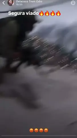 🚨 ATUALIZAÇÃO URGENTE! 🚨 Imagens mostram o momento antes da troca de tiros em uma grande operação policial no Rio de Janeiro ⚡🚓 👀 No vídeo, um suspeito aparece atirando em várias direções, colocando em risco a vida de moradores inocentes 😔🏠 Momentos depois, ele foi atingido durante a ação policial. As imagens viralizaram nas redes e geraram grande debate sobre a violência nas comunidades do RJ ⚠️ #operaçãopolicial  #riodejaneiro  #notíciaurgente  #polícia  #criminalidade  🚨🔥