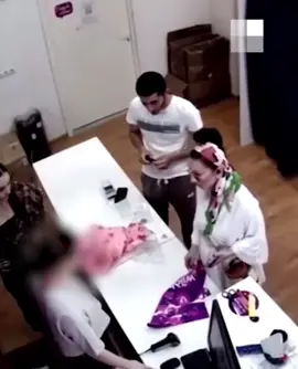 «Ты чё сделала? Какая тупая овца!» Стали известны подробности драки в ПВЗ Волгограда, когда женщина в очках накинулась на сотрудницу-подростка. Как оказалось, суд признал клиентку виновной в мелком хулиганстве и побоях и оштрафовал её на 8,5 тысячи рублей. Конфликт разгорелся из-за ошибки: женщина перепутала комплект одежды при оплате и вместо извинений перешла к оскорблениям, которые переросли в драку. В беседе с журналистами она рассказала, что эмоциональным пиком для неё стал поступок 17-летней сотрудницы, когда та выбила пуфик. Клиентка считает это «малолетним беспределом» и утверждает, что девушка не имела права так поступать. По её словам, она предлагала родителям пострадавшей денежную компенсацию, но те отказались. Женщина призналась, что сильно переживала и хотела бы навсегда забыть этот случай.