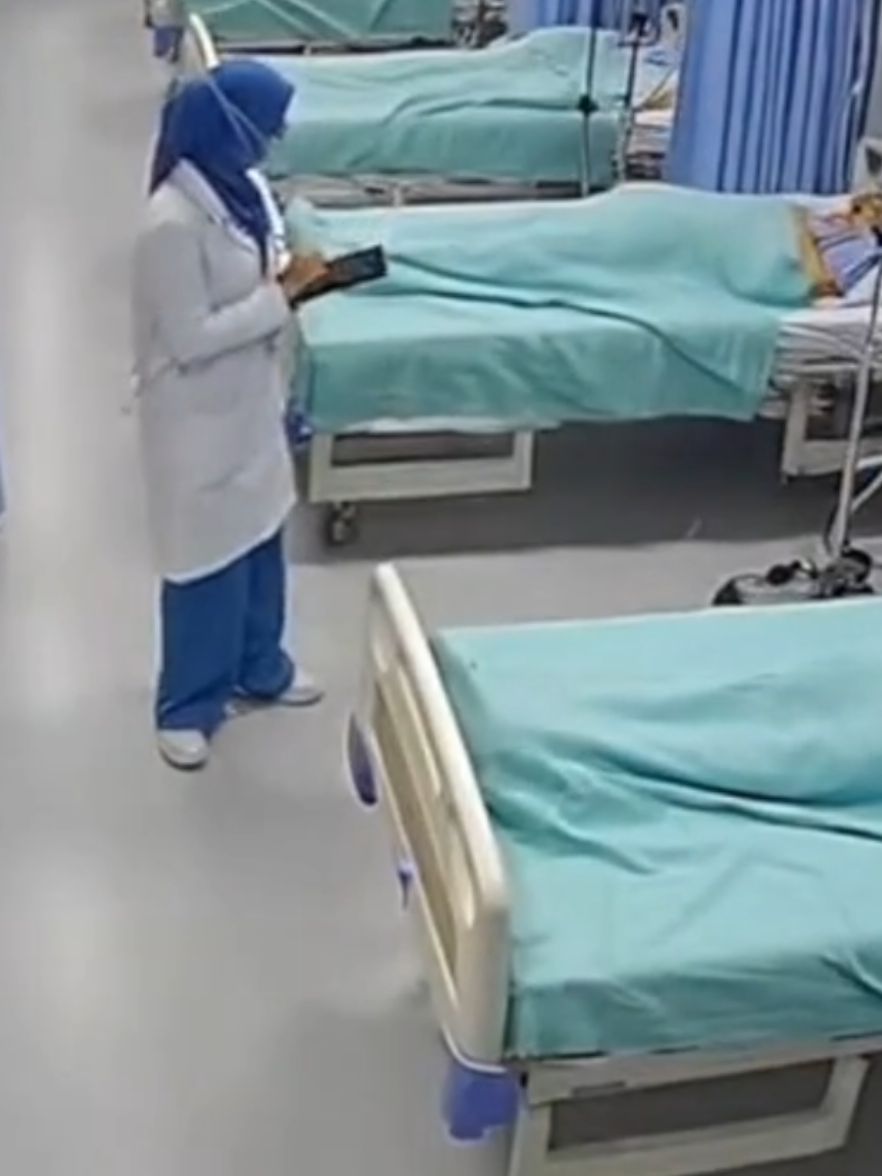 طبيبة  شافت ابوها مريض بعد خمسة سنوات من البعد  #جلطة #تأهيل #جلطة_دماغية #علاج_طبيعي 