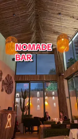 Novo point de Pinheiros que acabou de abrir e já virou assunto por aqui! O Nômade Bar tem uma proposta diferente: ele mistura sabores e influências de vários países, criando combinações únicas que você dificilmente encontra em outro lugar. De entrada, a Lula Grelhada — feita com alho, flambada no saquê e servida com maionese de alho e molho de tinta de lula. Depois, o Chama de Iúnan — polvo na brasa com purê de mandioquinha, brócolis e farofa de alho. Um prato que mistura sabores orientais e brasileiros de um jeito surpreendente. E o Quilômetro 17 — picanha na brasa com arroz, farofa crocante e vinagrete. Simples, mas com aquele sabor que conquista. O ambiente também segue essa vibe nômade: cheio de verde, com materiais naturais e uma energia boa no meio da Rebouças. Marca quem vai curtir esse rolê contigo e salva pra conhecer o Nômade Bar na sua próxima ida a Pinheiros! #nomadebar #pinheiros #pinheirossp #barnomade #aondeiremsp 