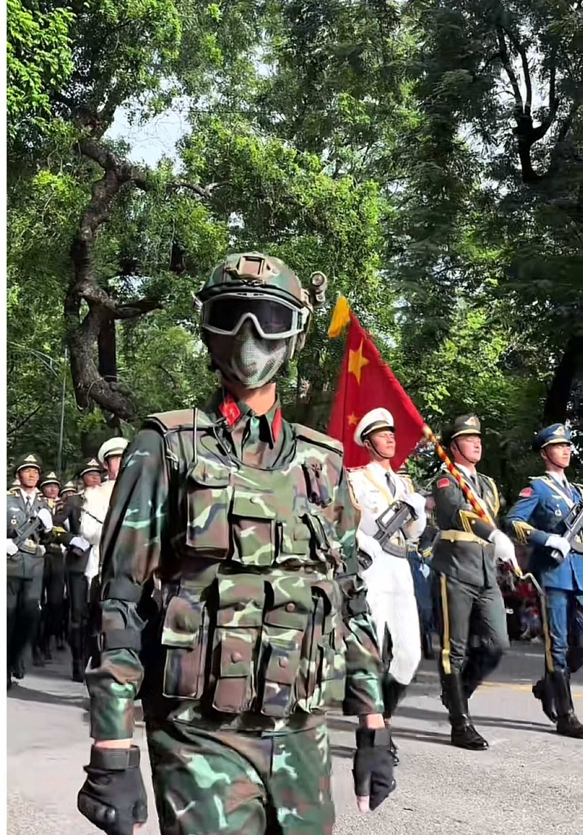 Em bé đứng gần dây chắn muốn bắt tay đội trinh sát thế là anh bé nhẹ nhàng cúi đầu nắm tay ẻm. Siêu cấp đáng yêu.Không chỉ là first face của đội mà trái tim ảnh cũng ấm áp vô cùng. Bảo sao không mê ảnh cho được 🫠🫠🫠 #tiktok #a80 #fyp #viral #vietnam 