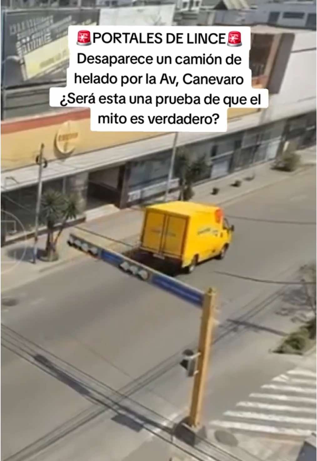 👀🚚 Algunos sospechan que la desaparición del camión  se asocia a una creencia urbana de la existencia de portales en Lince hacia otra dimensión ¿Será esta una prueba de que el mito es verdadero? . . . . . . . . . . . #contenidopatrocinado