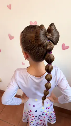 ✨A hairstyle that looks like magic!🎀 Perfect for little princesses who love to shine.💜 Would you try this beautiful bow braid? 👇 #hairstyle #hairinspo #kidsfashion ✨Eine Frisur wie aus dem Märchen!🎀 Für kleine Prinzessinnen, die gerne glänzen.💜 Würdest du diese Schleifenfrisur ausprobieren? 👇 #frisurideen #kinderfrisur 