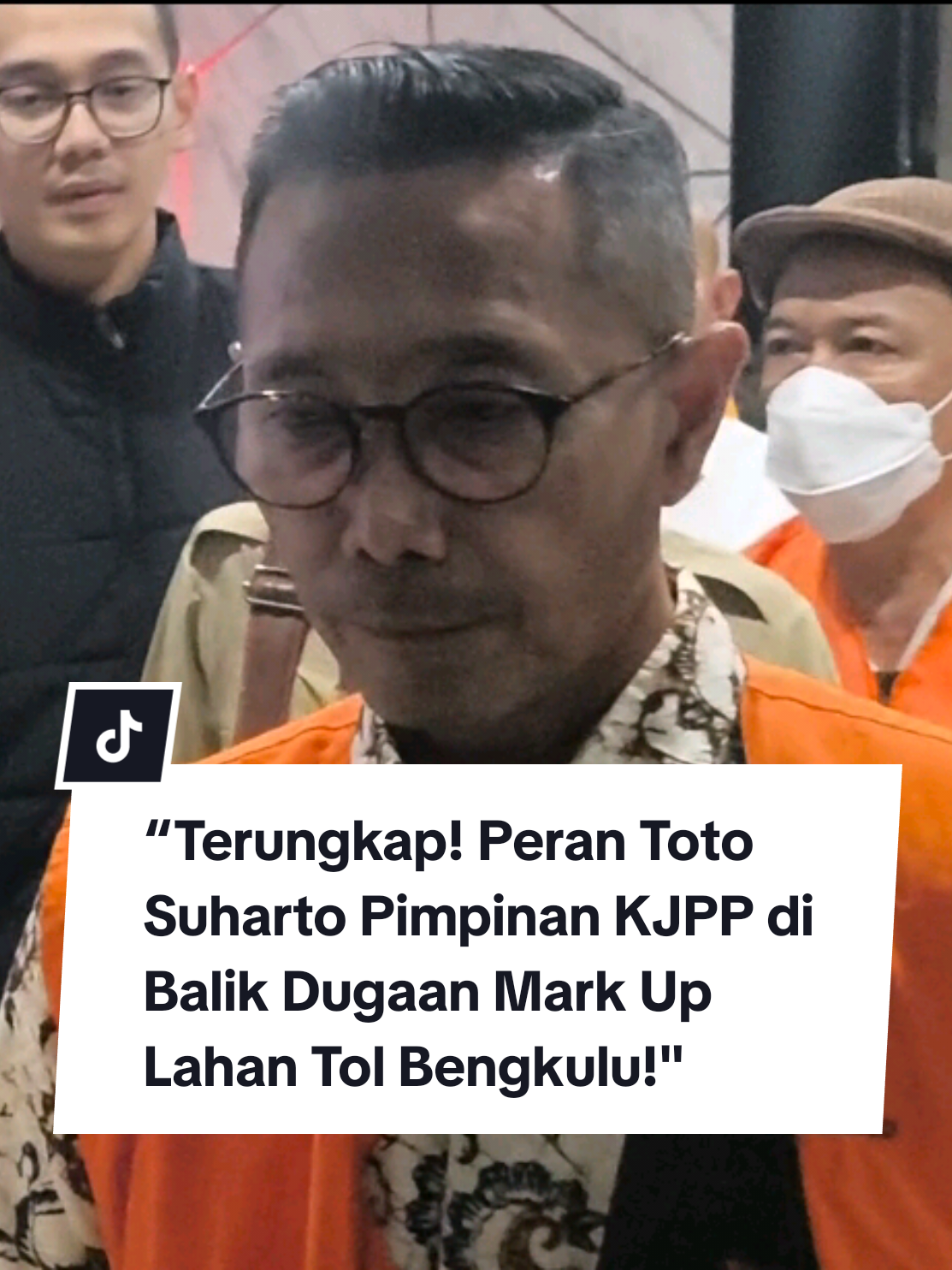 Kejaksaan Tinggi (Kejati) Bengkulu mengungkap peran Toto Suharto, pimpinan Kantor Jasa Penilai Publik (KJPP) Toto Suharto, dalam kasus dugaan tindak pidana korupsi pembebasan lahan untuk proyek Jalan Tol Bengkulu–Taba Penanjung.  Toto diduga menjadi pihak yang melakukan perhitungan tidak benar dalam proses penilaian ganti rugi lahan, hingga menimbulkan kerugian negara mencapai Rp 4 miliar. Dari hasil penyidikan, Toto diduga memiliki peran krusial dalam proses penilaian harga ganti rugi lahan, termasuk unsur tanam tumbuh serta bangunan fisik dan nonfisik yang menjadi dasar pembayaran kepada warga terdampak proyek.  Namun, hasil perhitungan yang dilakukan oleh KJPP milik Toto ditemukan tidak sesuai dengan kondisi riil di lapangan. Kasi Penyidikan Kejati Bengkulu, Danang Prasetyo, mengungkapkan bahwa kesalahan perhitungan yang dilakukan oleh KJPP berimplikasi langsung terhadap jumlah uang negara yang harus dikeluarkan untuk pembebasan lahan. 