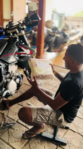 එයාට මගෙන් පුංචි තැග්ගක්🥰😋🫣@gd_supermoto_store #suzuki #Drz #zeta #supermoto #foryou 