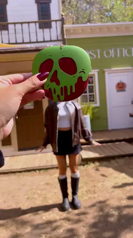 The fairest glow of them all? Found inside this compact 🍎👑 #Impressionsvanity #poisonapplecompact