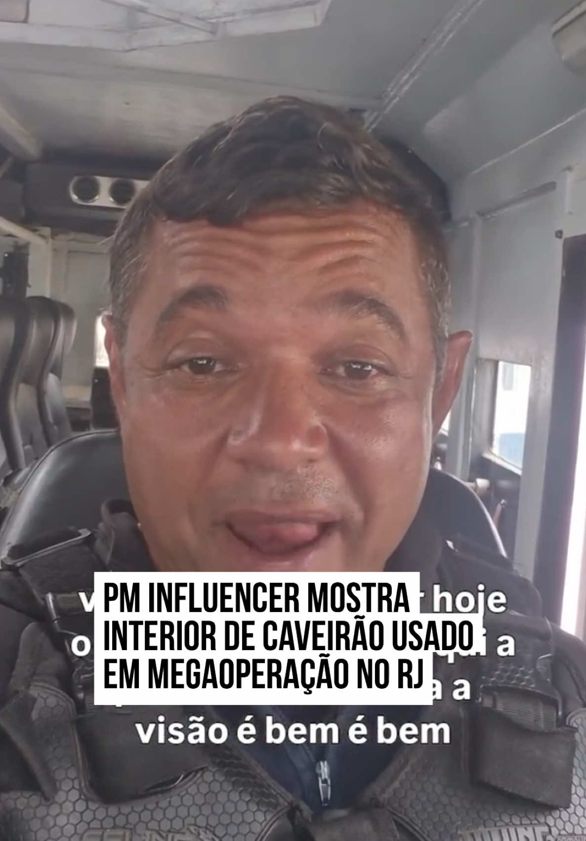 Durante a operação mais letal da história do #RiodeJaneiro, realizada nesta terça-feira (28/10), as forças de segurança contaram com o apoio de 2.500 policiais, drones, helicópteros, 12 veículos de demolição do Núcleo de Apoio às Operações Especiais da PM e 32 blindados, entre eles o famoso Caveirão. Como nem todos conhecem o veículo blindado utilizado pela Polícia Militar do Rio de Janeiro (PMERJ), o sargento Nei Machado, conhecido como Batata da Madsen, publicou há mais de um mês, em setembro deste ano, um vídeo mostrando o interior do veículo. No início da gravação, ele brinca: “Vocês vão conhecer o Uber Black. Os vidros… às vezes a gente recebe uma ‘boladinha’. Essa é a realidade.” Em seguida, destaca o poder da corporação: “Nós somos a única polícia que possui 57 blindados”. Ao longo do vídeo, o policial apresenta o interior do caveirão. “Aqui é a tropa. Em frente de cada cadeira tem uma seteira para colocar o fuzil. E aqui em cima, na torre, é onde o cara dá o apoio direto.” #TikTokNotícias 