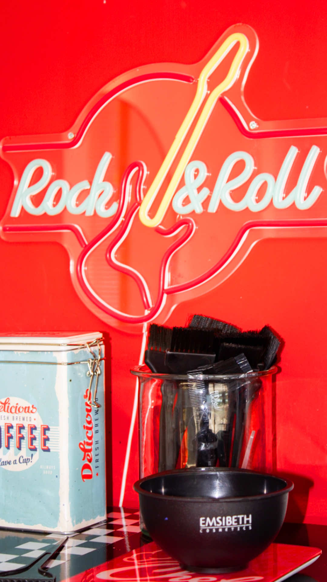 👉🏼 Battute a parte, voglio dirvi una cosa importante: prendersi cura di sé non è un capriccio, ma un bisogno. Un colore, un taglio o una piega non sono solo estetica: sono un momento per sentirsi bene, ritrovare fiducia e leggerezza ✨ Non lasciate che nessuno vi faccia sentire in colpa per questo. 💖 #parrucchiere #capelli #saloneparrucchieri #consiglicapelli #capellisani    