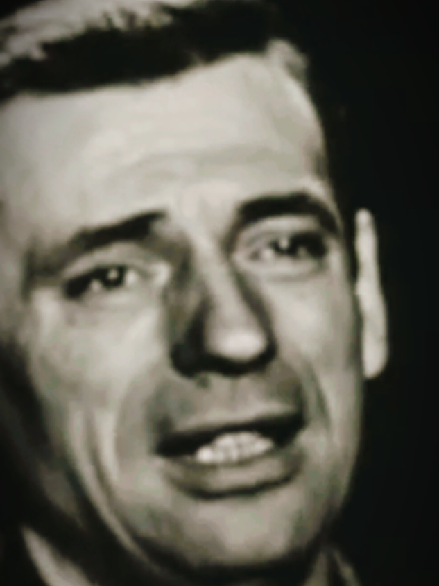 « L’automne avait son élégance… et son Montand. » 🍁 Il disait souvent que l’automne était sa saison préférée « parce qu’on y chante mieux quand l’air devient frais ». Entre deux tournées, Yves Montand aimait marcher seul dans les rues de Paris, un manteau sur l’épaule, fredonnant des airs de Prévert ou de Trenet. On raconte qu’il s’arrêtait parfois au hasard d’un café, commandait un noir serré, et griffonnait des idées de chanson sur un coin de nappe. Ce charme simple, entre mélancolie et élégance, c’est peut-être ça, l’esprit Montand : une voix chaude dans le froid d’octobre, et un sourire qui réchauffe la pluie. ☕🎶 #YvesMontand #hiver #lesfeuillesmortes #jazz #pourtoi 