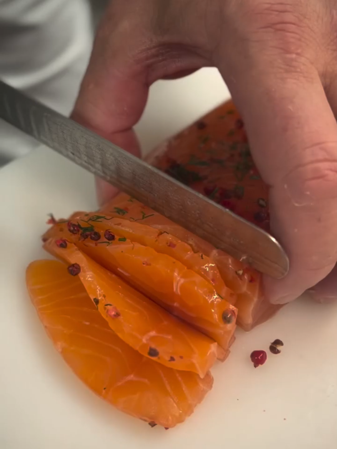 Gravlax de saumon, yaourt aux zestes de citron et œufs de poisson#lestangharvestfestival #GarnierThiebaut #EricFrechon #BeachParty #HotelLeBristol #LeBristolParis #restaurant #degustation #epicure #LeBristol #lingedetable #savoirfaire #gastronomie #gastronomy #chefOfinstagram #cheflife #frenchchef #Astuce #chef #hotel