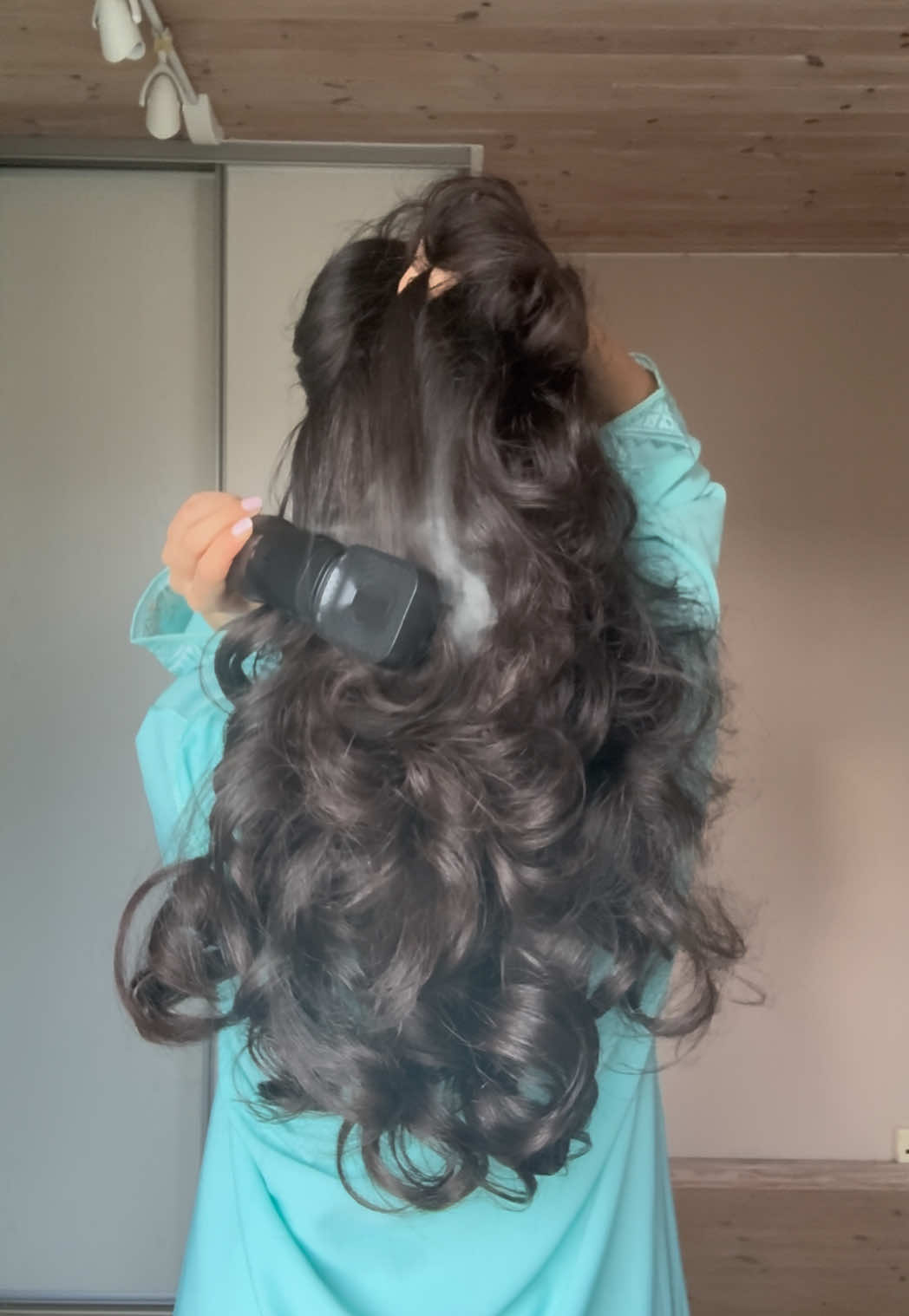 @Houseofbakhoor innlove with this scent😍🫶🏻✨  #saudiarabia🇸🇦 #kuwait #bakhoor #ArabTikTok #perfumetiktok #foryoupage❤️❤️ #perfumetok #bakhoorburner #bakhoor #heatlesscurls #hairtok #hairgoals #hair #arab #iraq #foryousaudi #beirut #bahrain 