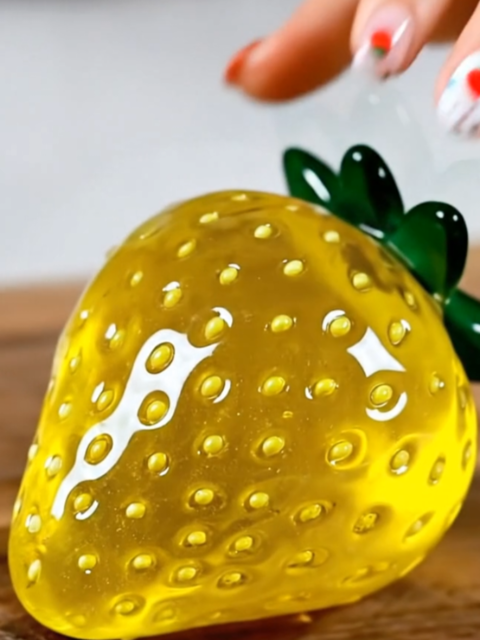 Som crocante de vidro / Glass crunch sound#glassstrawberry #glasscutting #strawberryasmr #glassasmr 